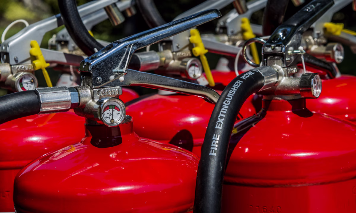 Ogni quanto si revisiona un estintore? Tempistiche, obblighi e a chi rivolgersi