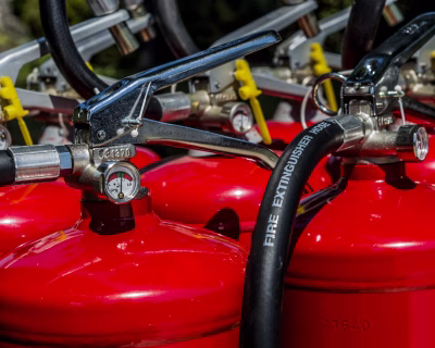 Ogni quanto si revisiona un estintore? Tempistiche, obblighi e a chi rivolgersi